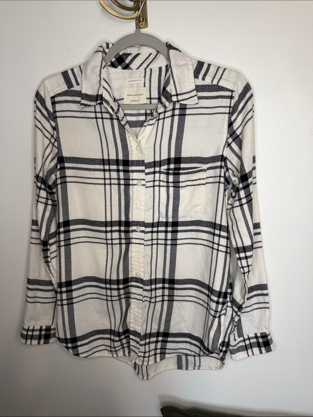 American Eagle Outfitters Boyfriend Fit Black and White Plaid Button-Up Shirt xs